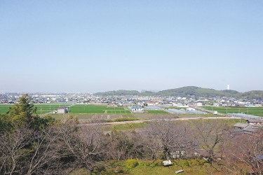 東条城から見た藤波畷古戦場