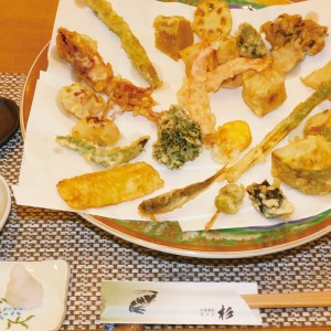 天ぷら一式の松。約20品目の旬な天ぷらを食べることができる。天ぷらはカウンターで食べると1種類ずつ、テーブルだとお皿に盛り付け2回に分けて提供される。