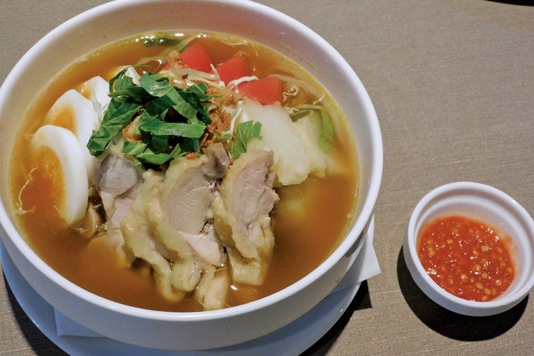 ソト アヤム(優しい鶏と野菜の春雨スープ)
